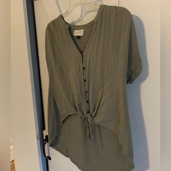 Green asymmetrical button down blouse - Picture 5 of 5